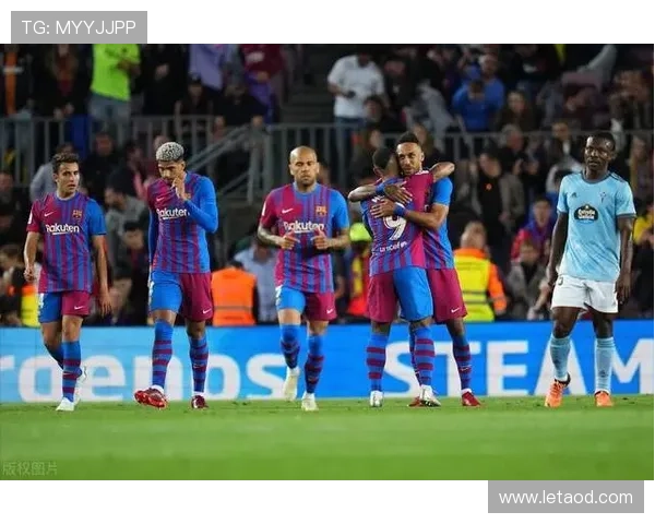 西媒:拉菲尼亚和卡萨多缺席巴萨今日合练,在健身房训练 西媒:拉菲尼亚和卡萨多缺席巴萨今日合练,在健身房训练